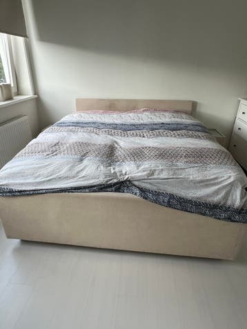 Comfortabel boxspring met stoffen bekleding gratis morgen