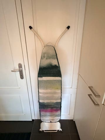 Strijkplank met kleurrijke hoes en houder