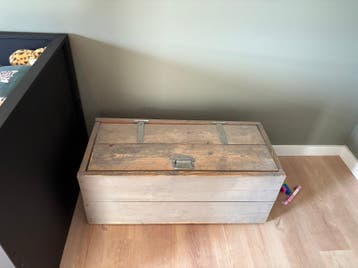 Vergrijsde houten kist