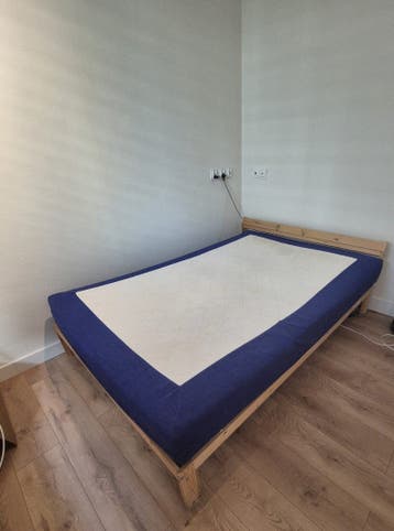 Tweepersoonsbed 140x200 met matras en lattenbodem.