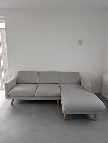Gratis moderne grijze bank met chaise longue