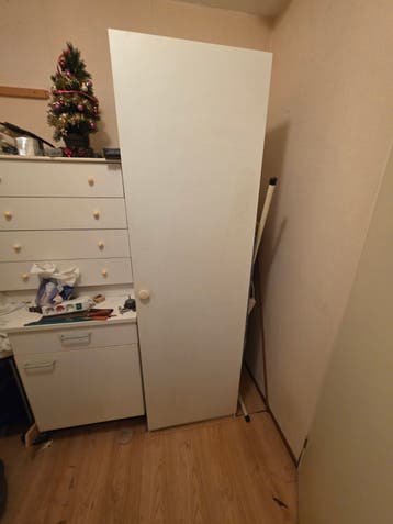 Witte kledingkast met hangruimte en planken
