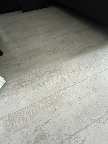 Gratis af te halen licht grijze laminaat vloer