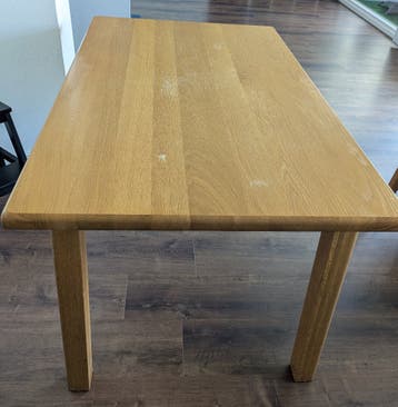 Blank eikenhouten eetkamertafel. GRATIS