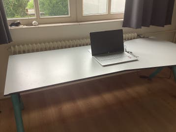 Modern licht grijs Bureau met Groene Poten - Ruim en Stevig