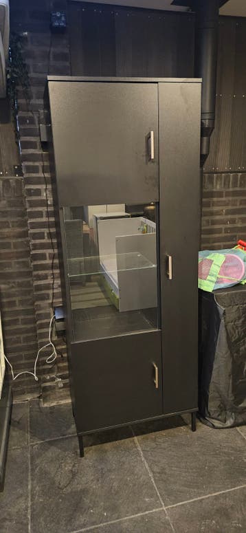 Mooie zwarte kast / vitrine