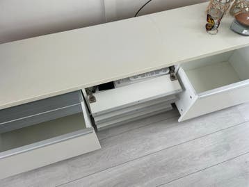 Moderne witte tv-meubel met lades en opbergruimte