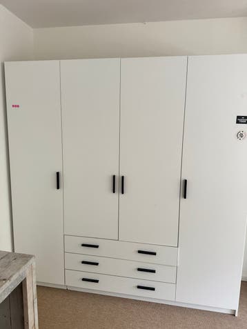 Grote kledingkast met planken, lades en hanggedeelte