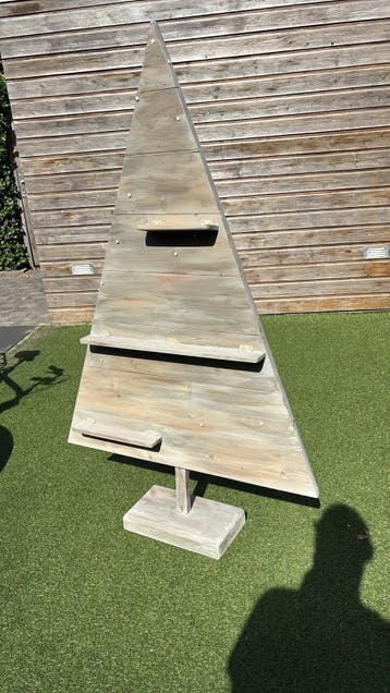 Houten kerstboom met planken