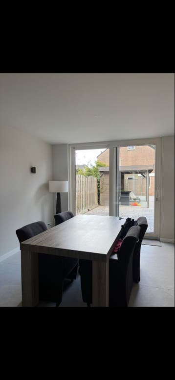 Moderne eettafel met 4 stoelen