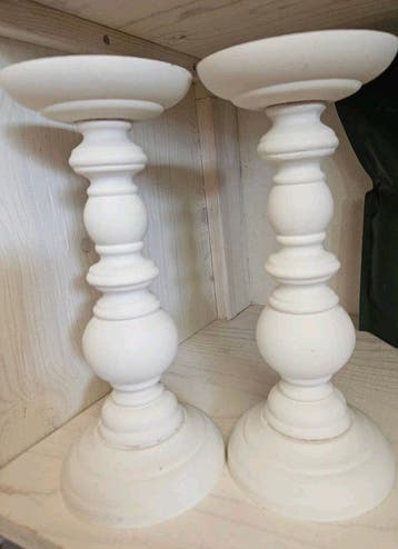 2 houten kaarsen standaards voor brede kaars erop