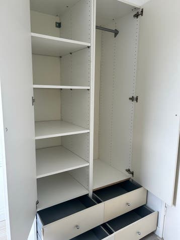 Gratis kledingkast met planken, hangruimte en lades