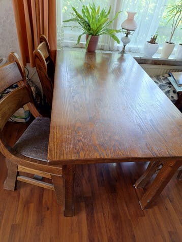 Massief eiken tafel plus 4 stoelen
