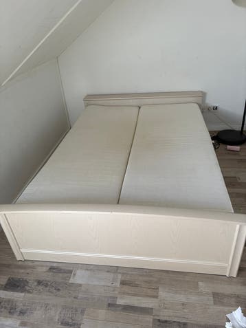 Tweepersoonsbed met lattenbodems en matrassen
