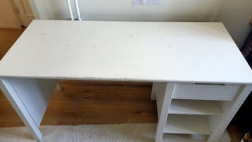 Wit bureau met lade en opbergvakken