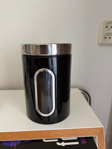 Wesco koffieblik - Zwart en Ikea stellingkast Omar