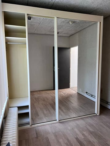 kledingkast met spiegeldeuren en lades