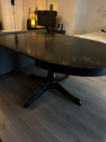 Zwarte ovale eettafel
