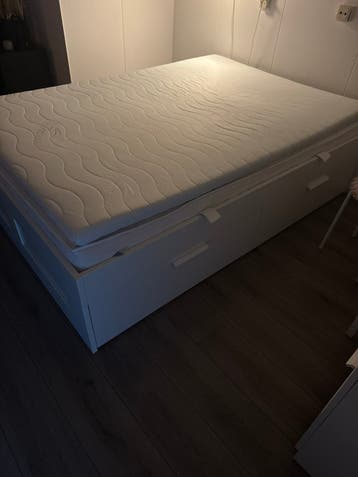 Wit bed met lades. Gratis op te halen!