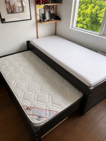 Gratis: Stevig eenpersoonsbed met logeerbed en opberglades