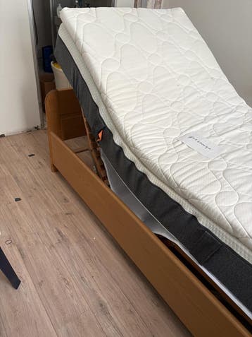 Eenpersoonsbed met verstelbare lattenbodem en matras