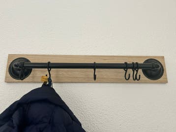 2 Industriële wandkapstok met houten plank en haken
