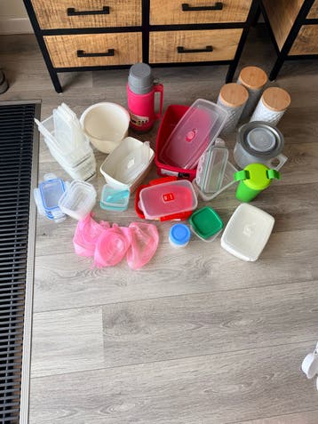 Diverse keukenbenodigdheden: voorraadpotten, bakjes, thermos