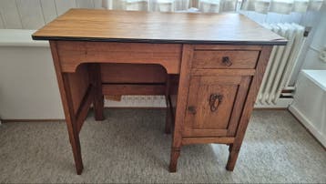 GRATIS houten bureau met lade en kastje