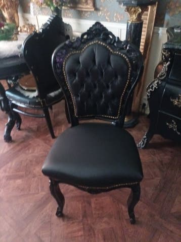 Drie zwarte barok stoelen