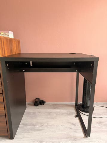 Compact Zwart Bureau met Kabeldoorvoer