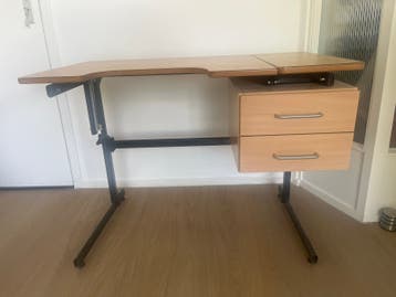 Verstelbaar bureau met lades