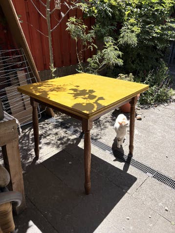 Leuke mosterdgele uitschuifbare tafel