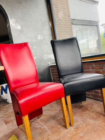 Gratis Elegante eetkamerstoelen: rood en zwart leer