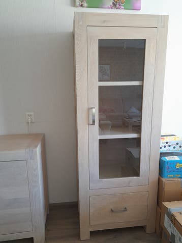 Eiken vitrinekast (whitewash) met lade onderin