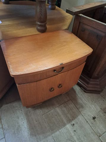 vintage nachtkastje. gratis op te halen. 3