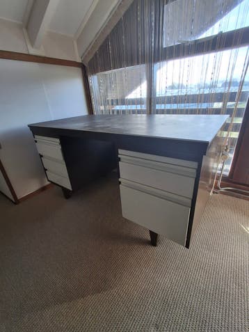 Vintage metalen bureau met lades