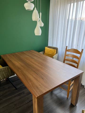 Gratis gebruikte eettafel 180cm lang, donkerbruin hout.