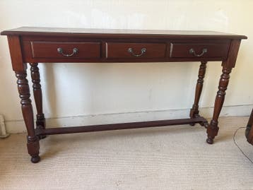 Klassieke houten sidetable met 3 lades