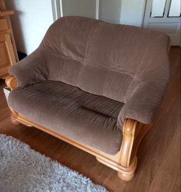 Blank eiken, beige 2 zits bank. Gratis af te halen.