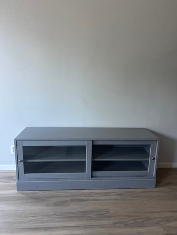 Gratis! Grijze Ikea TV-meubel met glazen schuifdeuren