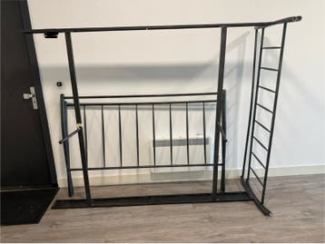 Gratis: zwart stalen bedframe inclusief lattenbodems