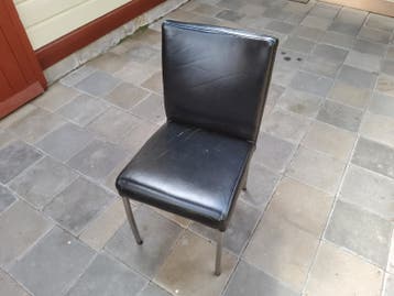 5  Zwarte leren eetkamerstoelen met metalen poten.