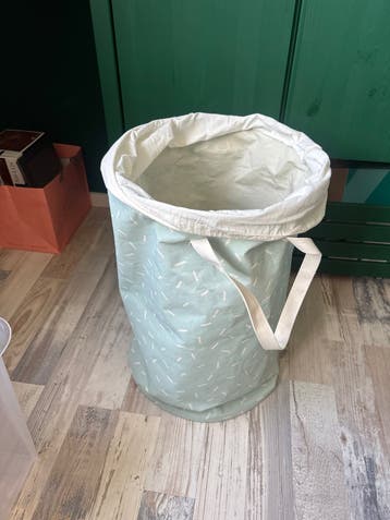 Lichtblauwe wasmand met patroon