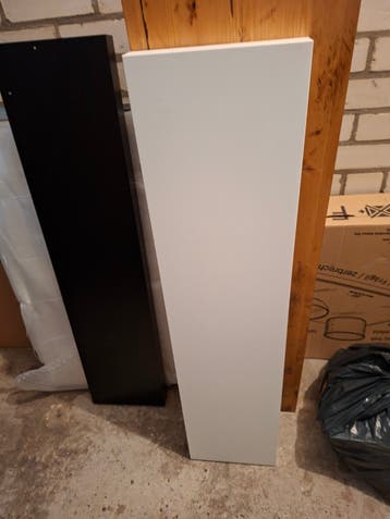 Zwarte en witte planken voor meubels of decoratie