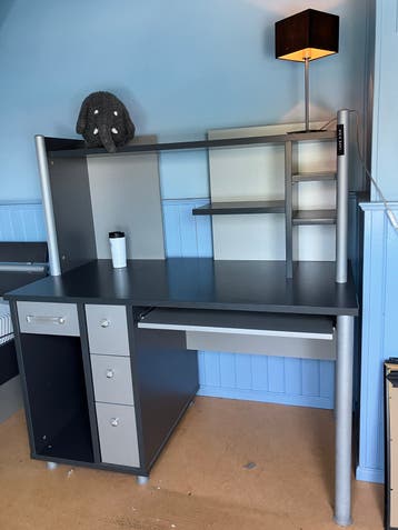 Bureau met opzetstuk en lades - 127x136cm