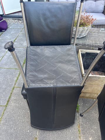Gratis 4 Zwarte lederen stoelen van Bert Plantagie (Van Til)
