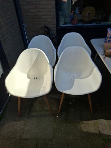 4 Witte tuinstoelen met houten poten