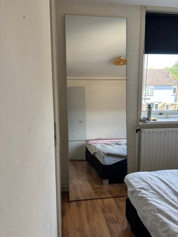Grote spiegel, voorheen kastdeur