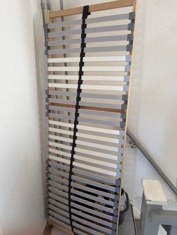 2 lattenbodems, waarvan 1 latje gebroken