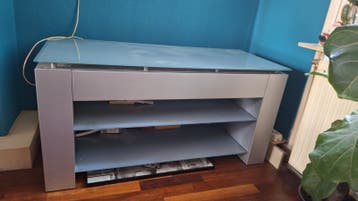 Modern TV meubel met glazen blad en metalen frame